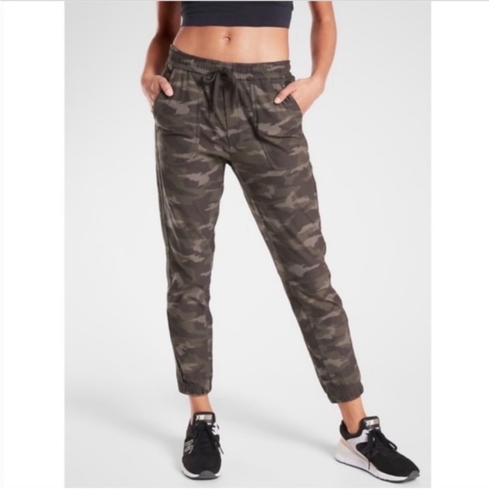 EUC- Athleta 'Farallon' Gray Camo Jogger